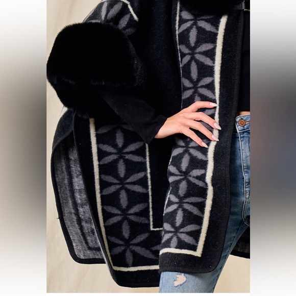 34 Fabulous Grey Black & Cream Floral Chain Pattern Poncho Jacket Black Faux Fur - Picture 4 of 6